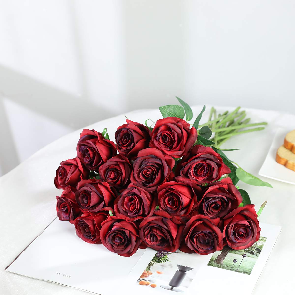 Tifuly 12 PCS Künstliche Rosen, 19,68 '' Single Long Stem Fake Rose Seide Braut Hochzeitsstrauß Realistische Blume für Hausgarten Party Hotel Büro Dekor (Blüten Rosen,Burgund)